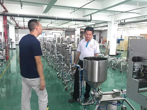 歡迎馬來西亞客戶參觀醬料包裝機生產(chǎn)現(xiàn)場(圖1)