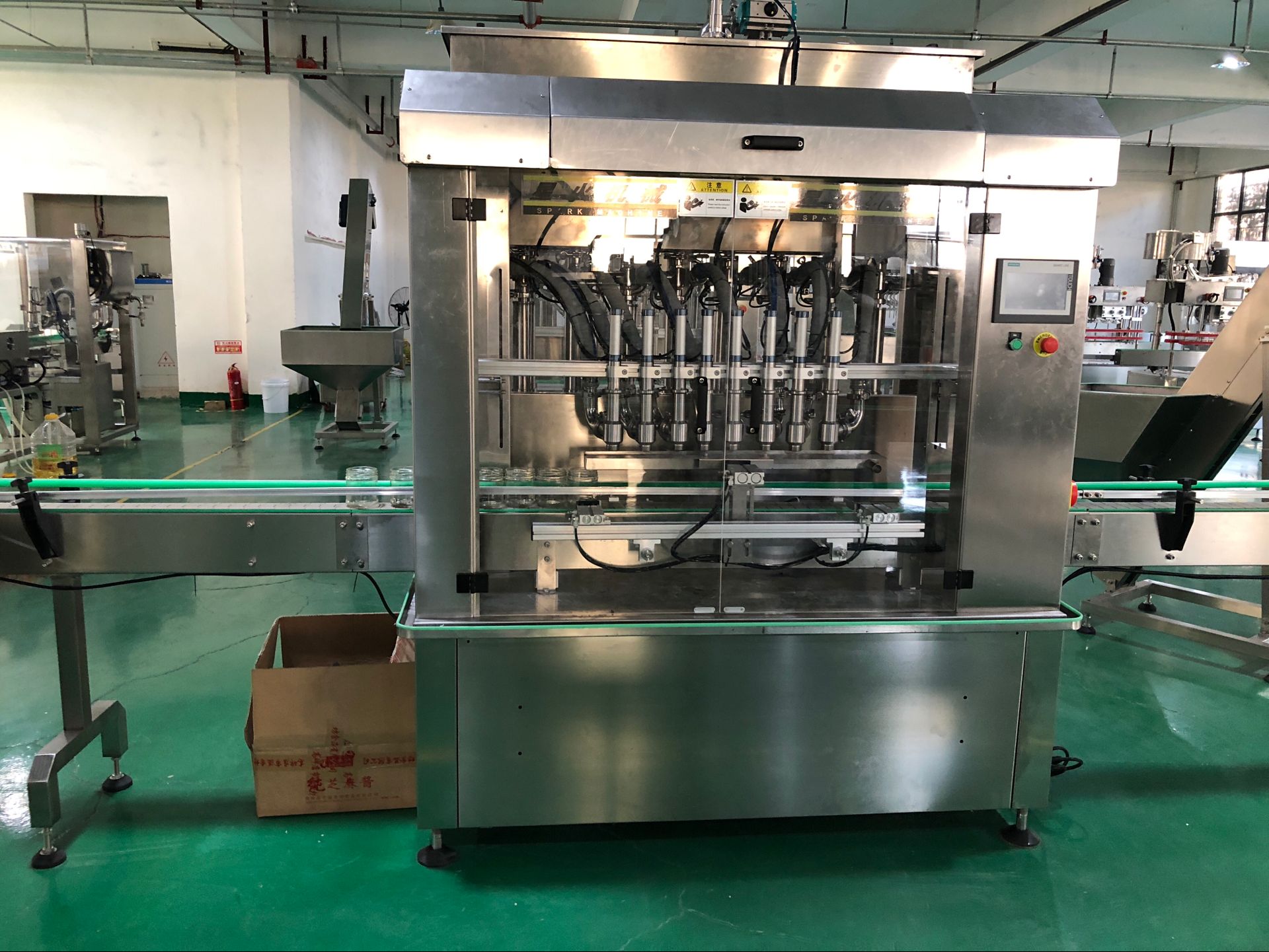 全自動辣椒醬灌裝機適用于不同的生產(chǎn)企業(yè)的需求(圖1)