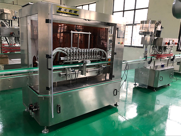 全自動辣椒醬灌裝機(jī)設(shè)備幫助企業(yè)省人工(圖1)