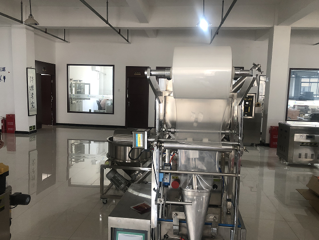 辣椒油食品包裝機-全自動辣椒油生產(chǎn)線設備人性化服務(圖1) 辣椒油食品包裝機-全自動辣椒油生產(chǎn)線設備人性化服務(圖1)