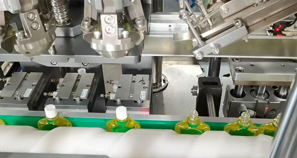 多品類(lèi)兼容!自動(dòng)灌裝旋蓋生產(chǎn)線成紅花油、風(fēng)油精企業(yè)新選擇(圖1) 多品類(lèi)兼容!自動(dòng)灌裝旋蓋生產(chǎn)線成紅花油、風(fēng)油精企業(yè)新選擇(圖1)