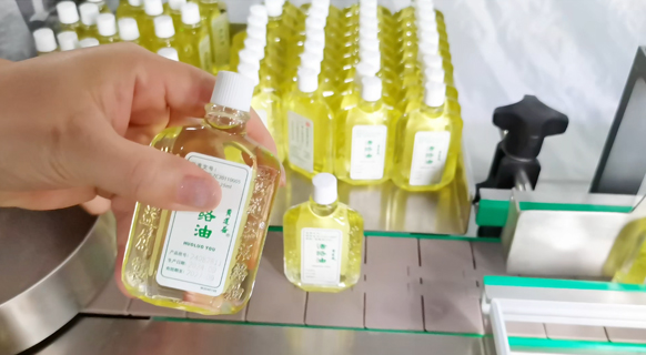 多品類(lèi)兼容!自動(dòng)灌裝旋蓋生產(chǎn)線成紅花油、風(fēng)油精企業(yè)新選擇(圖3) 多品類(lèi)兼容!自動(dòng)灌裝旋蓋生產(chǎn)線成紅花油、風(fēng)油精企業(yè)新選擇(圖3)